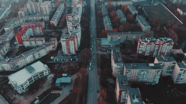 Luchtfoto Van Stad Bij Zonsondergang Met Verkeer Gebouwen Filmische Kleur — Stockvideo