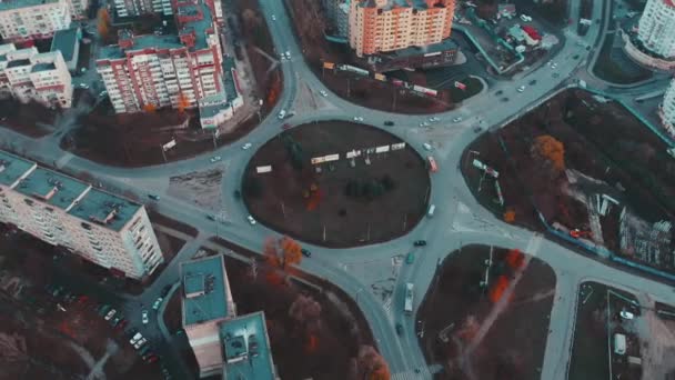 Flygfoto Till Väg Cirklar Med Staden Bilar Trafik Filmiska Färg — Stockvideo