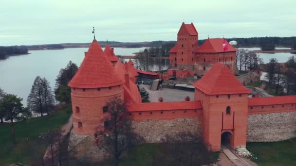 Тракай Литва Вид Воздуха Над Тракайским Островным Замком Осеннее Озеро — стоковое видео