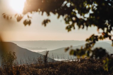 Bakota defne, Ukrayna, Dniester, mavi göl su, güneşli bir gün için doğal günbatımı havadan görünümü