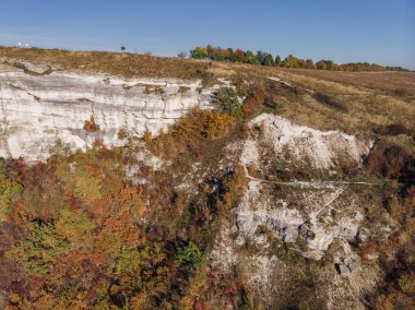 Bakota defne, Ukrayna, Dniester, doğal hava görünümüne taşlar Mavi Göl su üzerinde güneşli bir gün