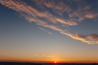 Bakota defne, Ukrayna, Dniester, mavi göl su, güneşli bir gün için doğal günbatımı havadan görünümü