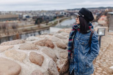 Kot ceket şık kız yürümek Vilnius arka plan üstünde tepe-in Gediminas Castle, Litvanya