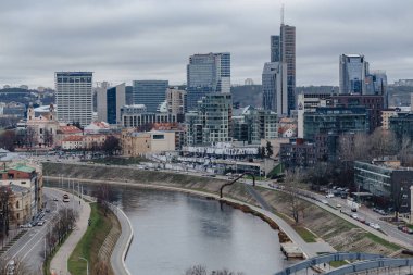 Vilnius, Litvanya, kentsel şehir manzaralı Neris Nehri, yeni cam binalar yukarıda