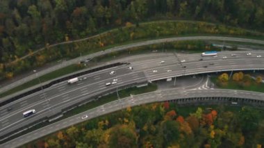 Sis, 4k ormanlık Dağı arabalara ile yolun havadan görünümü