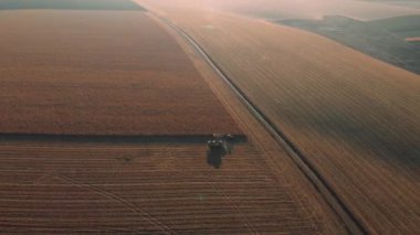 Nerede birleştiren 4 k at sunrise - günbatımı, hasat sonbahar kırsal alanının üstündeki hava sinek