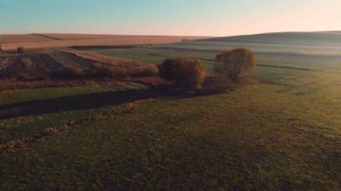 Sonbahar kırsal yukarıda hava sinek alan at sunrise - günbatımı, 4k