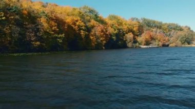 Güneşli günde, 4k su üstünde hava sinek