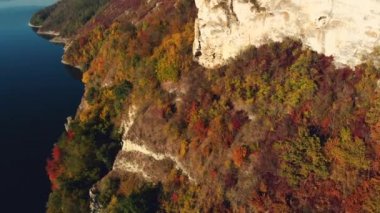 Bakota Bay, Ukrayna, doğal peyzaj taş, 4k ile su üstünde hava sinek