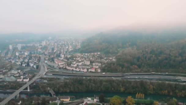 Vista Aérea Carretera Con Coches Pie Montaña Boscosa Niebla — Vídeo de stock