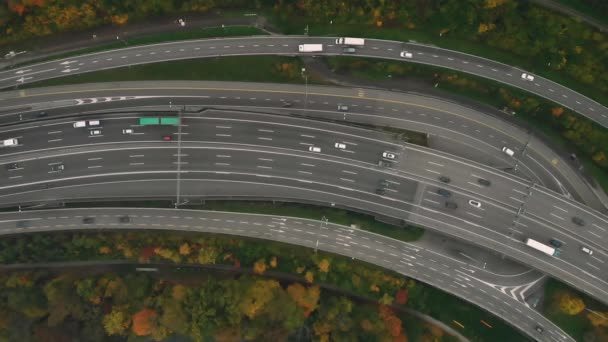 Vista Aérea Carretera Con Coches Pie Montaña Boscosa Niebla — Vídeos de Stock