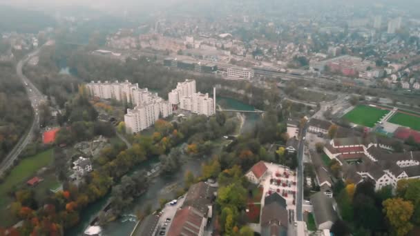 Luchtfoto Van Stad Aan Voet Van Beboste Berg Mist — Stockvideo