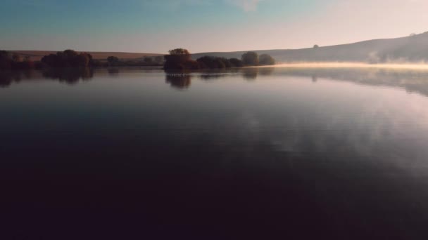 Vol aérien au-dessus du lac de campagne au lever du soleil coucher de soleil avec des canards sur l'eau et de la vapeur sur l'eau, 4K 
