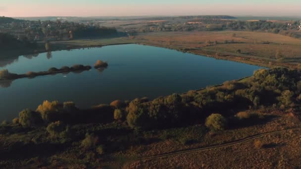 Mosca Aérea Acima Lago Rural Nascer Sol Pôr Sol Com — Vídeo de Stock