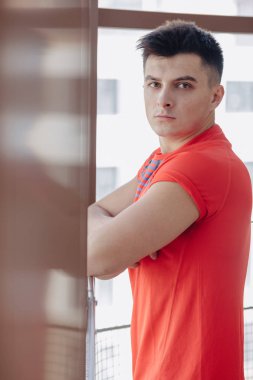 genç adam pencerede