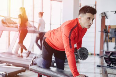 Bir adam triceps koşu bandı arka plan üzerine döker