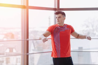 genç adam pencerede