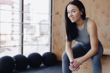 basit bir arka plan, bir tema, fitness, crossfit ve spor salonunda spor genç kız