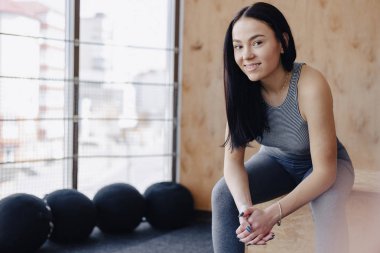 basit bir arka plan, bir tema, fitness, crossfit ve spor salonunda spor genç kız