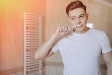 sabah hijyen, çocuk ayna yakınındaki dişlerini fırçalayıp fırçalamadığını