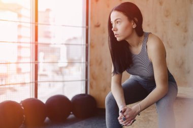 basit bir arka planda bir spor salonunda spor genç kız, Fitness teması, ve spor