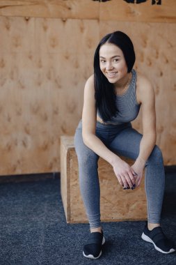 basit bir arka planda bir spor salonunda spor genç kız, Fitness teması, ve spor
