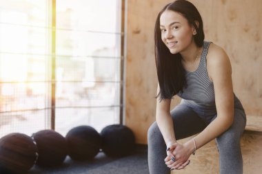 basit bir arka planda bir spor salonunda spor genç kız, Fitness teması, ve spor