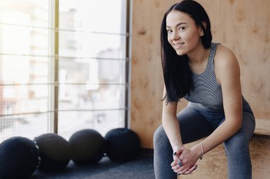 basit bir arka planda bir spor salonunda spor genç kız, Fitness teması, ve spor