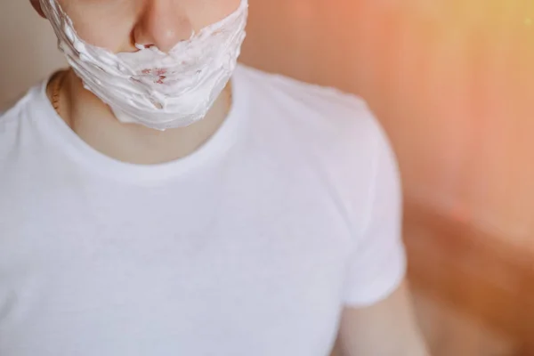 Higiene de la mañana, el hombre se afeita con espuma —  Fotos de Stock