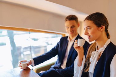 Sabah kahve Cafe, Genç İşadamları ve serbest şık bir çift içecekler