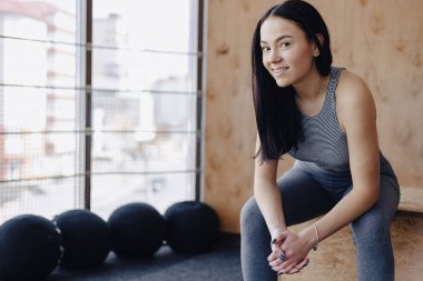 basit bir arka plan, bir tema, fitness, crossfit ve spor salonunda spor genç kız