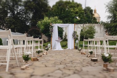 düğün töreni dekorasyon, sandalye, kemerler, çiçekler ve çeşitli dekor