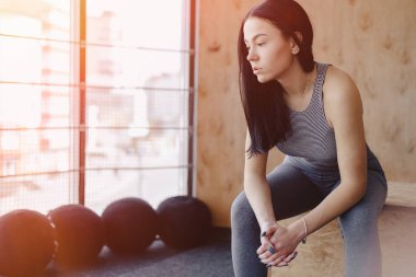 basit bir arka plan, bir tema fitness ve spor salonunda spor genç kız