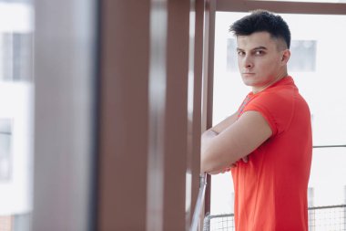 genç adam pencerede