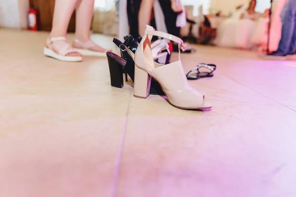 Eleganckie damskie buty na uroczystości i wesela, Suknie ślubne zużycie i szczegóły — Zdjęcie stockowe