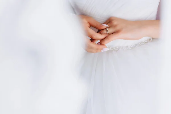 Обручальное кольцо с камнем на руке нежной невесты — стоковое фото
