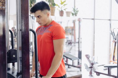 Spor salonunda adam kollarını simülatörde kayalar