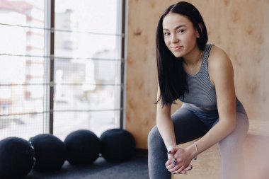 basit bir arka plan, bir tema, fitness, crossfit ve spor salonunda spor genç kız