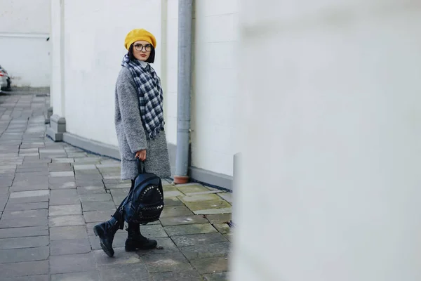 Menina atraente em óculos de casaco e amarelo Beret freestyle andando — Fotografia de Stock