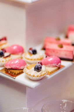 tatlı festival büfesi, meyve, kapaklar, makarna ve çok tatlılar