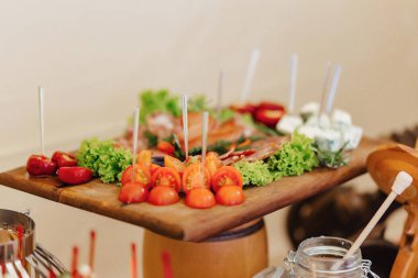 Festival tuzlu büfesi, balık, et, cips, peynir topları ve diğer özel düğün ve diğer etkinlikler kutlamak için