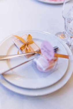 Bardaklar, kaşık ve plakalar servis, ziyafet masaları üzerinde yemekler