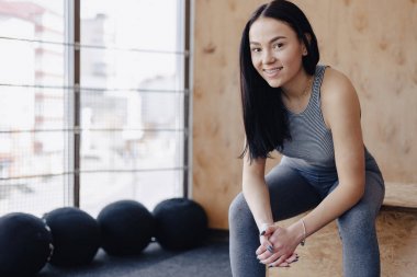 basit bir arka plan, bir tema, fitness, crossfit ve spor salonunda spor genç kız