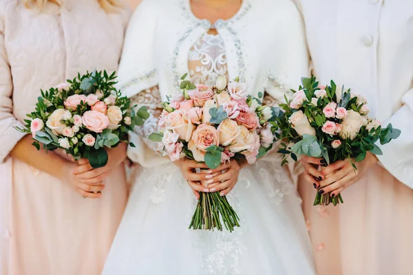 La novia sostiene un ramo de boda en sus manos — Foto de Stock