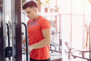 Spor salonunda adam kollarını simülatörde kayalar