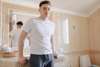 adam sabah hijyen, banyo lavabo eğildi