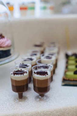 tatlı festival büfesi, meyve, kapaklar, makarna ve çok tatlılar