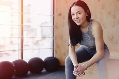 basit bir arka plan, bir tema, fitness, crossfit ve spor salonunda spor genç kız