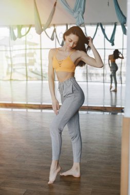 genç çekici kız spor salonunda poz, yumuşak rakam, Fitness ve yoga