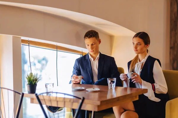 Una coppia elegante beve caffè del mattino al caffè, giovani uomini d'affari e liberi professionisti — Foto Stock